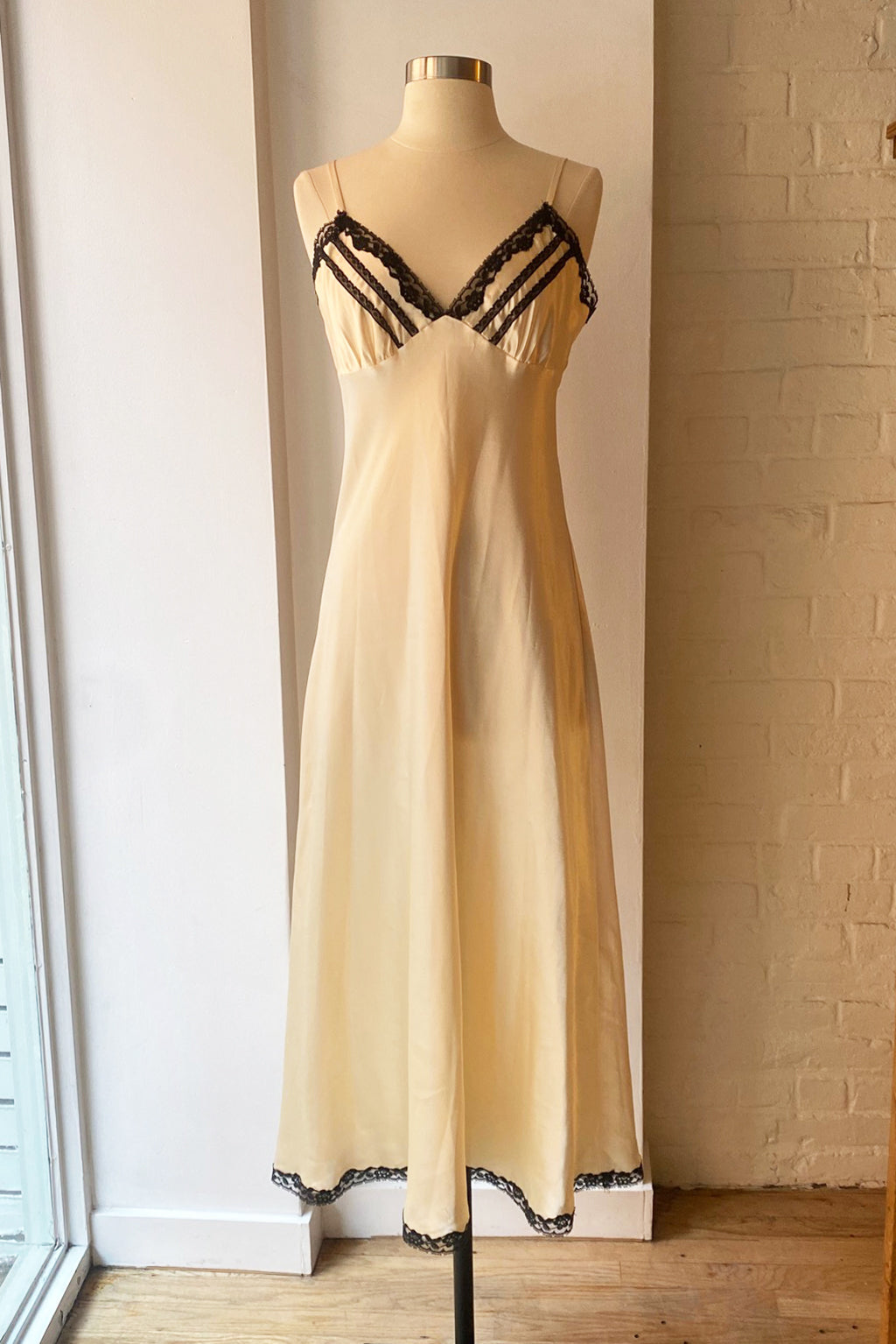 Load image into Gallery viewer, Vintage Oscar de la Renta Champagne Lace Slip Dress
