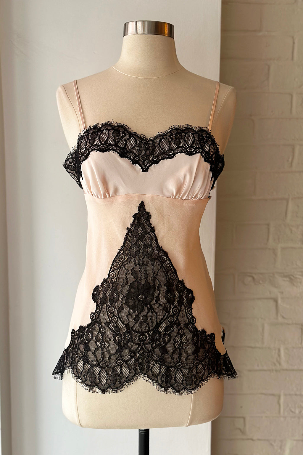 Load image into Gallery viewer, Vintage Y2K Deadstock Victoria&amp;#39;s Secret Silk &amp;amp; Lace Cami

