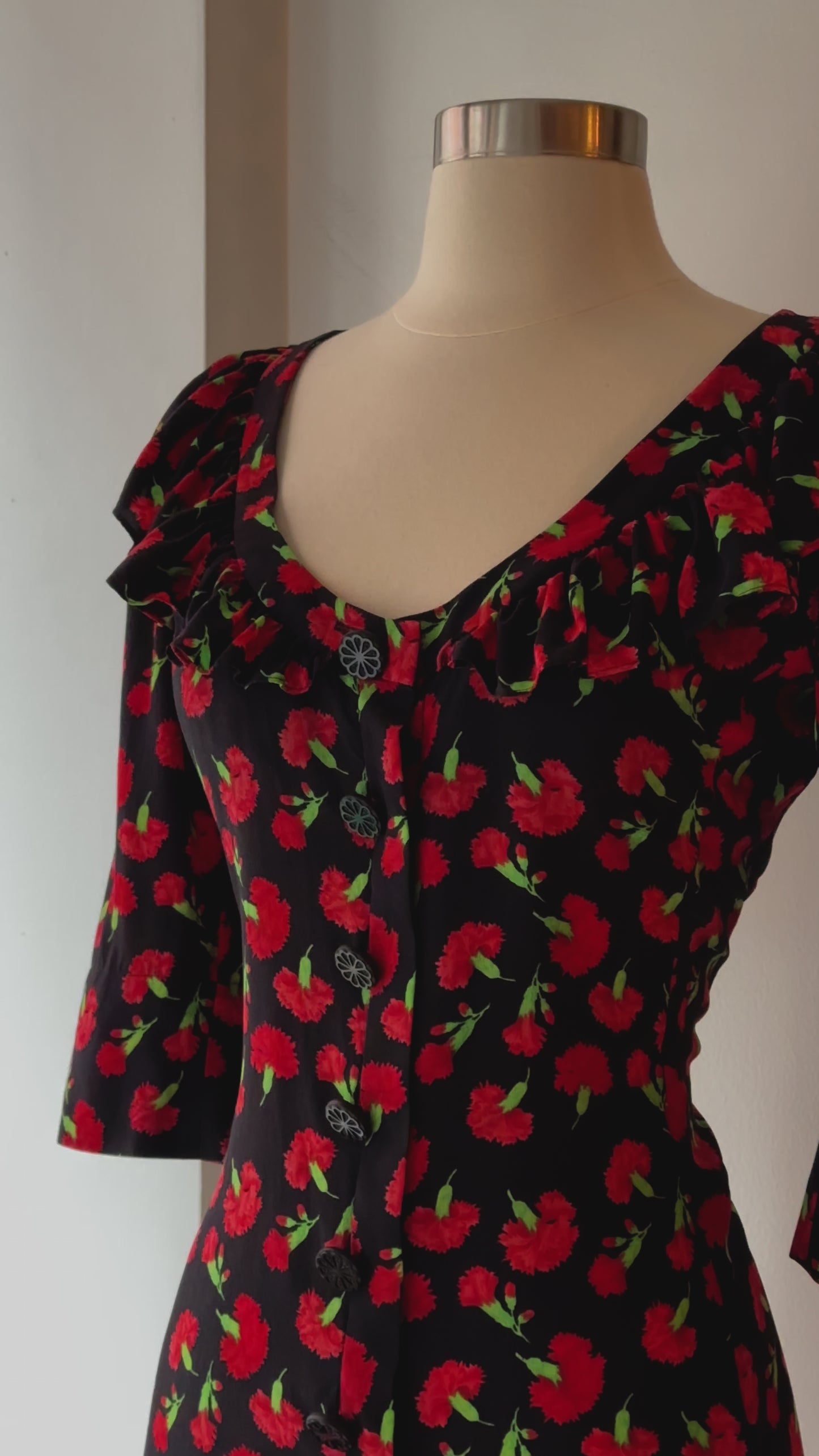 Load and play video in Gallery viewer, Vintage F/W 1994 Yves Saint Laurent Carnation Print Dress
