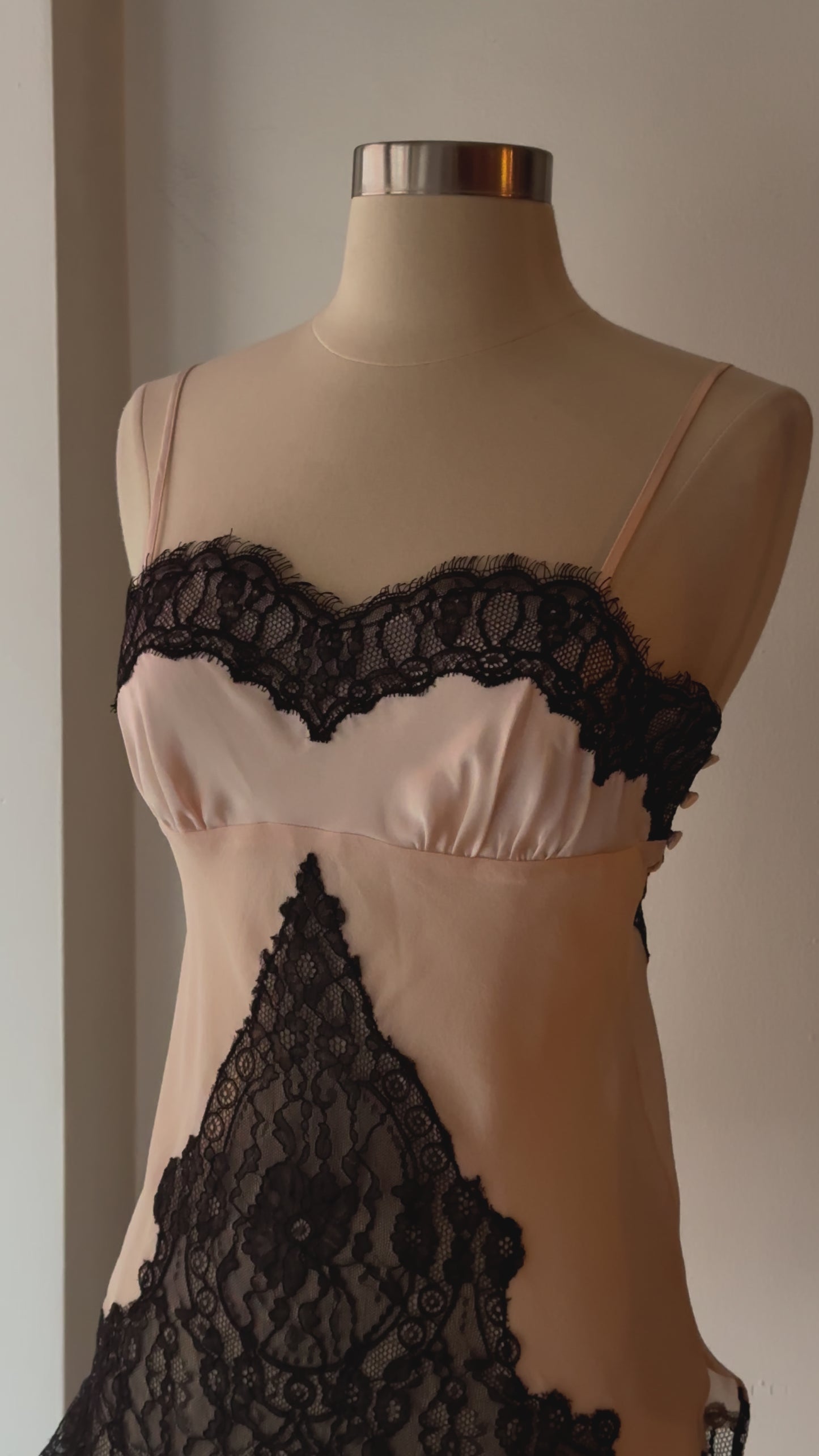 Load and play video in Gallery viewer, Vintage Y2K Deadstock Victoria&amp;#39;s Secret Silk &amp;amp; Lace Cami
